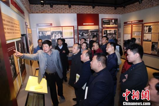 3月18日至24日，中共中央统战部第二期网络人士理论研讨班在北京中央社会主义学院举办。图为网络代表人士参加研讨班的学习交流活动。　中央统战部供图 摄
