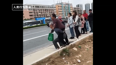 |100岁奶奶贴脸陪伴98岁爷爷，网友：等我老了也想这样