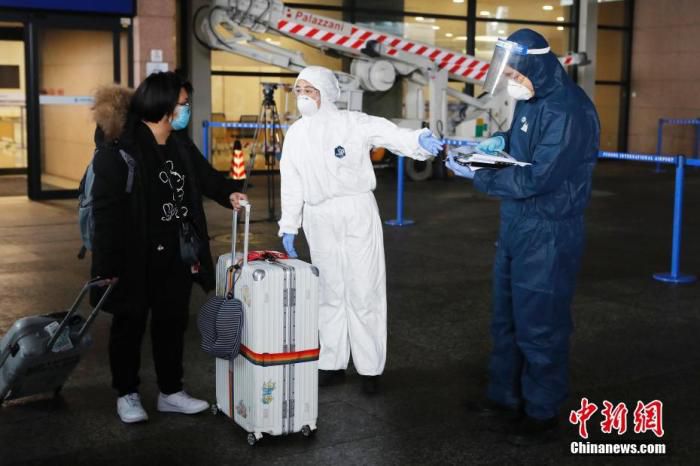 上海浦东机场工作人员指引一位入境旅客前往集中隔离观察点。<a target='_blank' href='http://www.chinanews.com/'>中新社</a>记者 殷立勤 摄