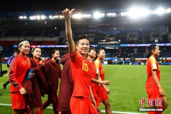 当地时间6月13日，中国队球员李影(中)在赛后庆祝胜利。当日，在法国巴黎举行的2019年国际足联女足世界杯B组小组赛中，中国队以1比0战胜南非队。中新社记者 富田 摄