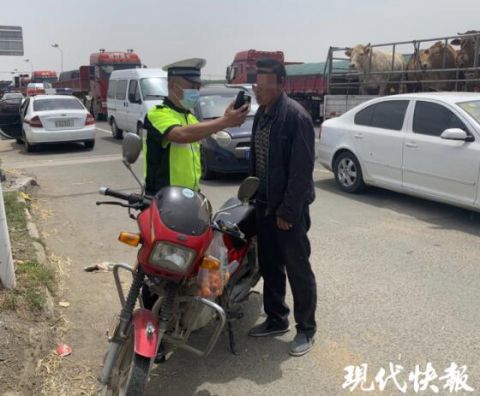 酒驾酒驾男围观交通事故，刚要走被拦下